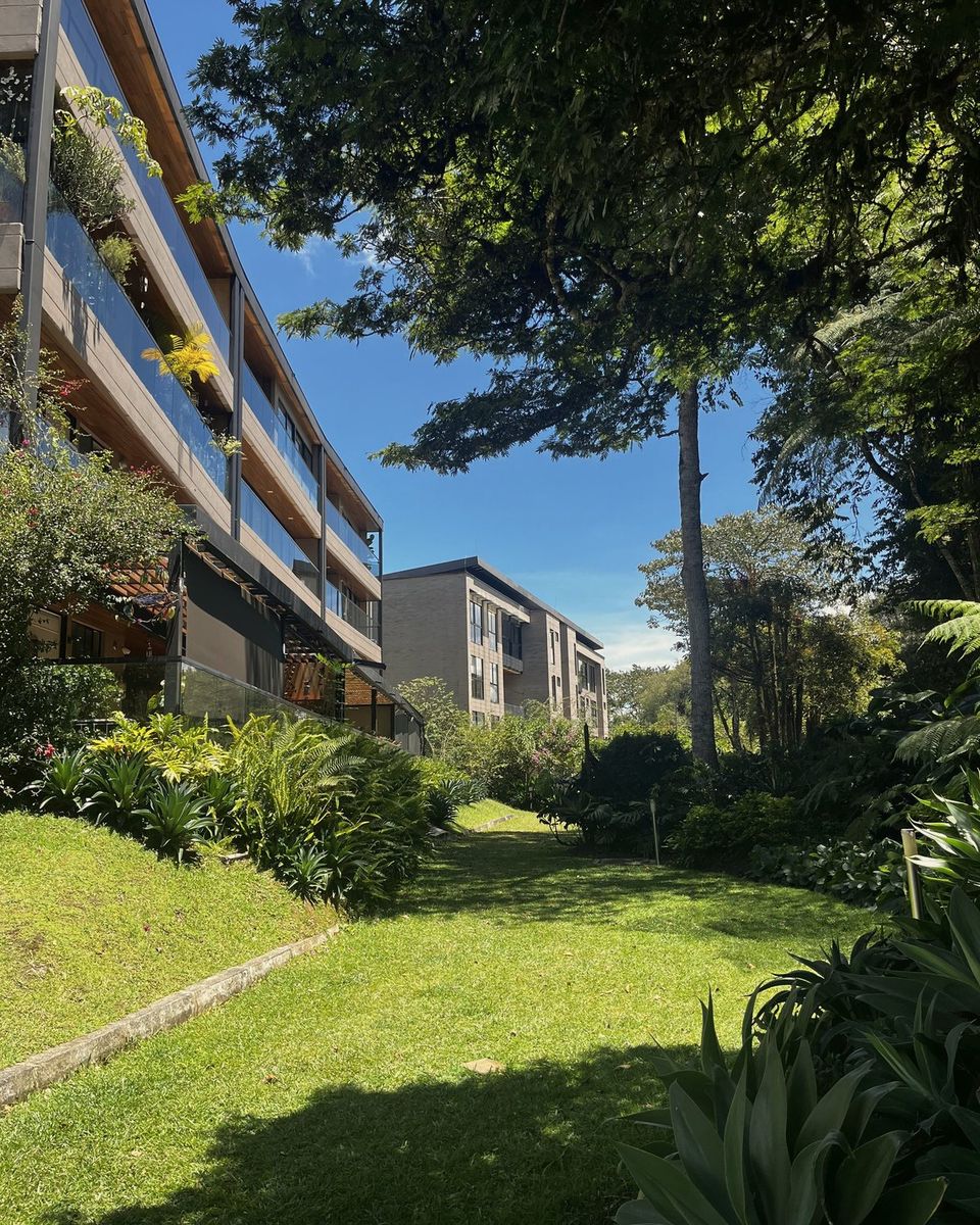 Jardines entre torres en la unidad, en Llanogrande